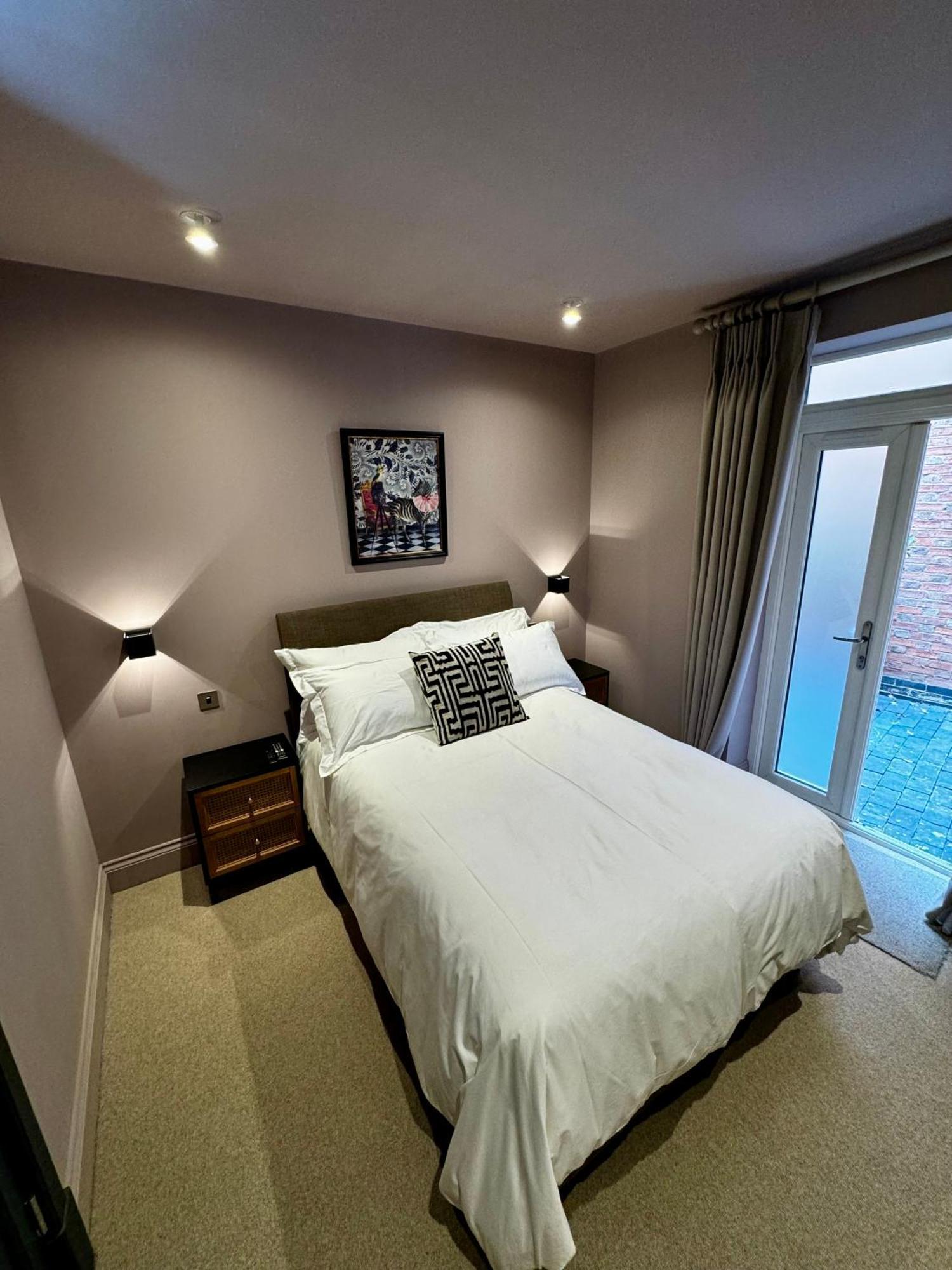 Macbeths Corner High End Luxury Apartment In Centre With Parking Стратфорд на Ейвън Екстериор снимка