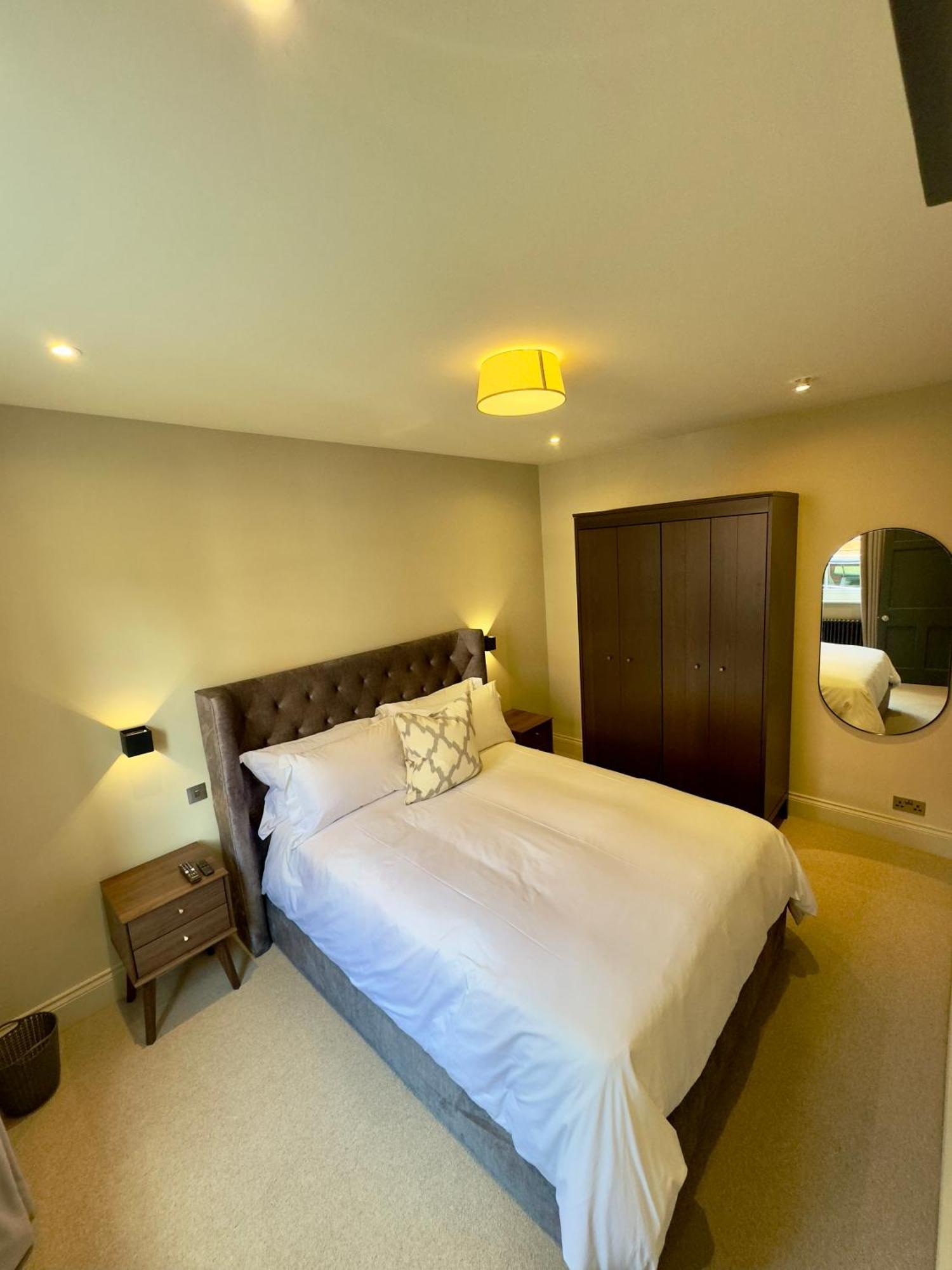 Macbeths Corner High End Luxury Apartment In Centre With Parking Стратфорд на Ейвън Екстериор снимка