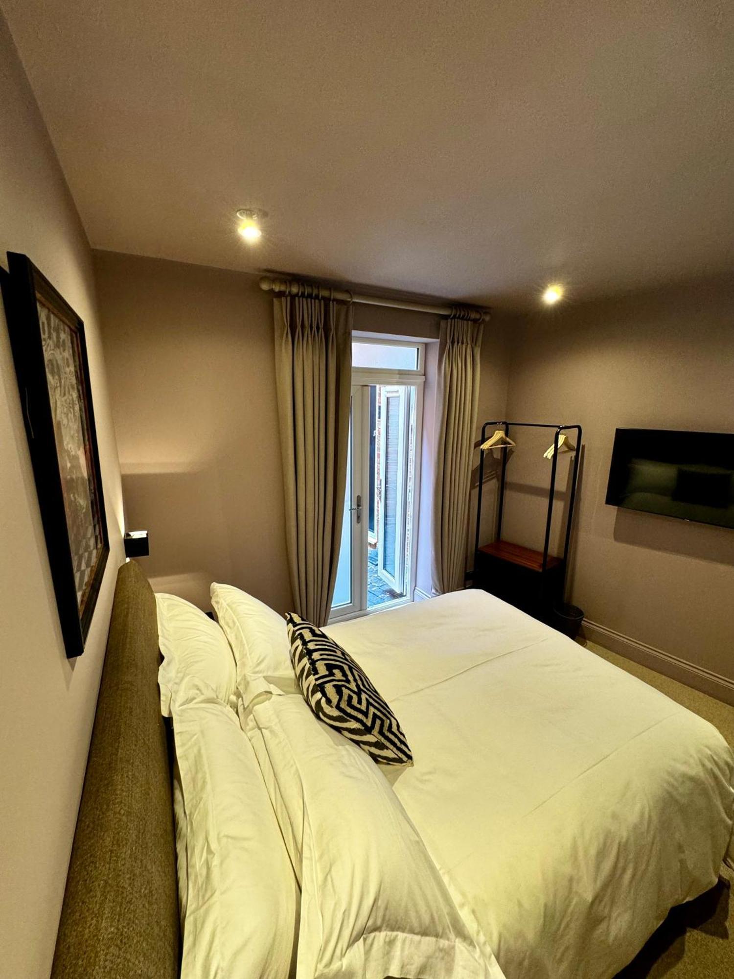 Macbeths Corner High End Luxury Apartment In Centre With Parking Стратфорд на Ейвън Екстериор снимка
